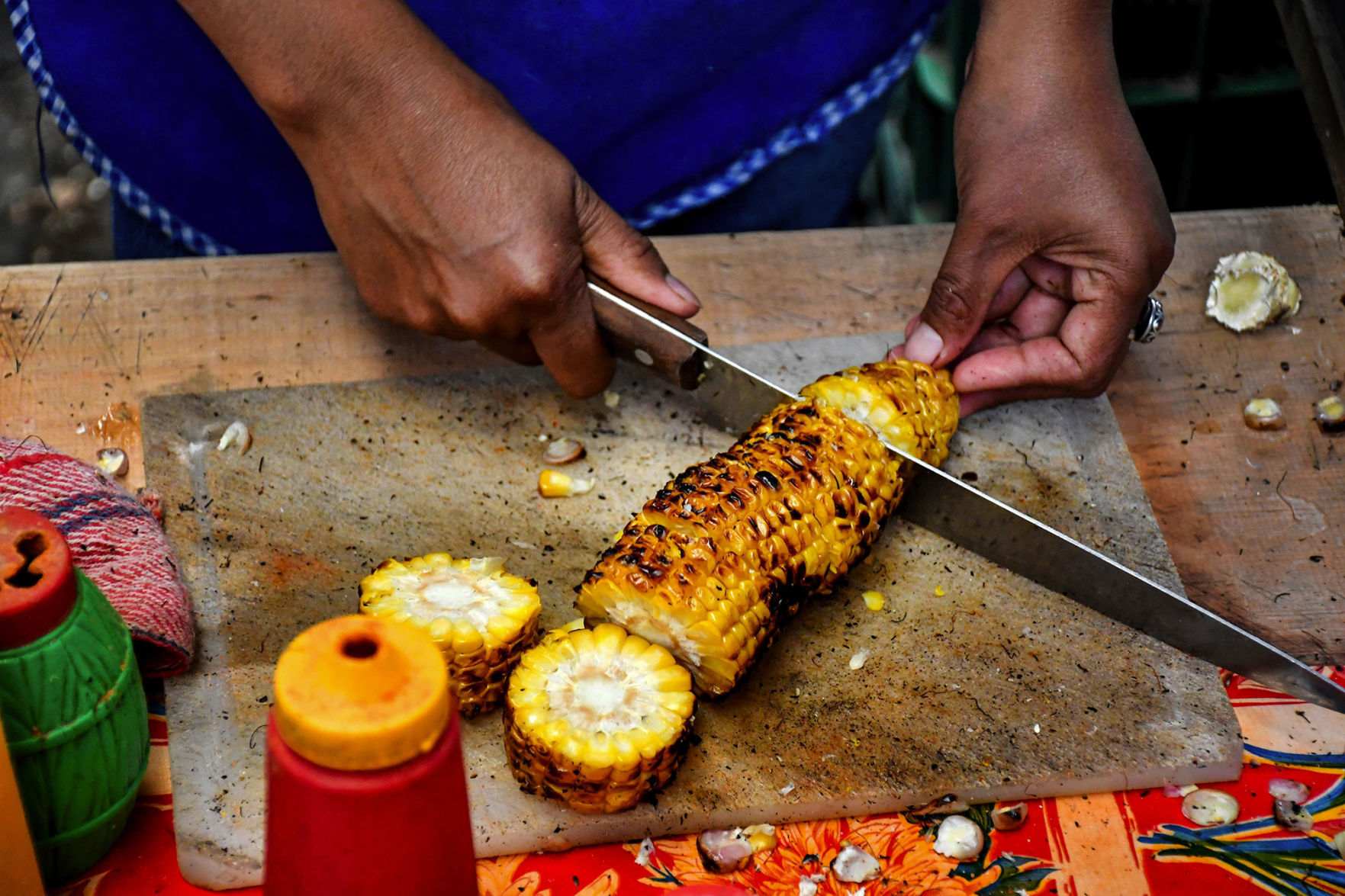 In the Mercado Ignacio Ramirez, a vendor's knife formed a strong horizontal line, and the yellow corn, blue apron and red tablecloth made the frame bold. Would the composition be more striking if I had shot straight down? Maybe.